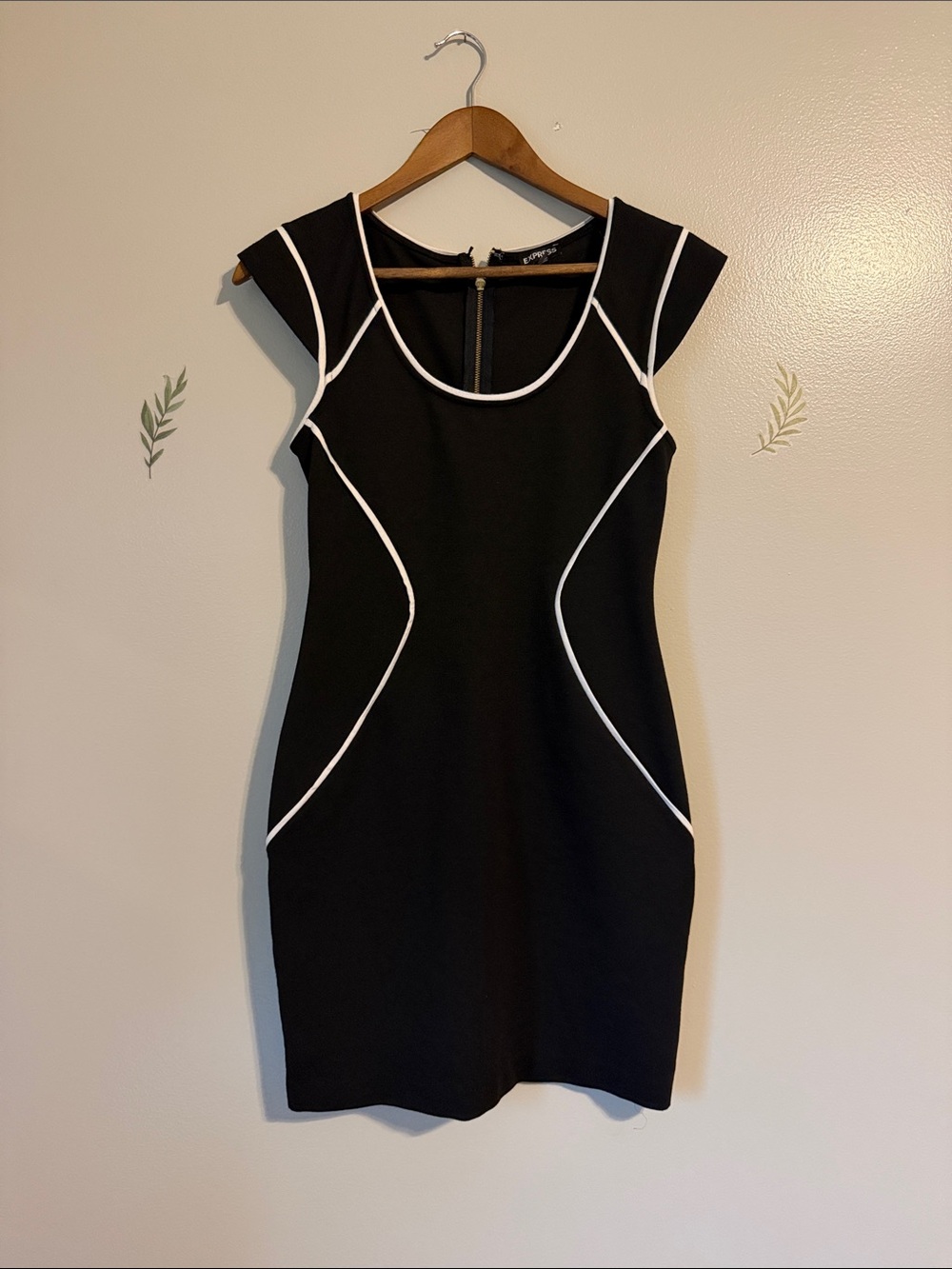 Express Size 4 Black Cap-Sleeve Sheath Dress with White Piping